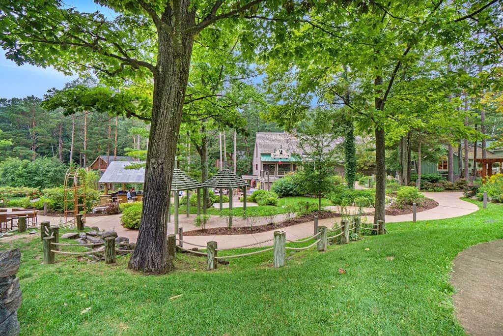 Single-level condo with a full kitchen, & washer/dryer