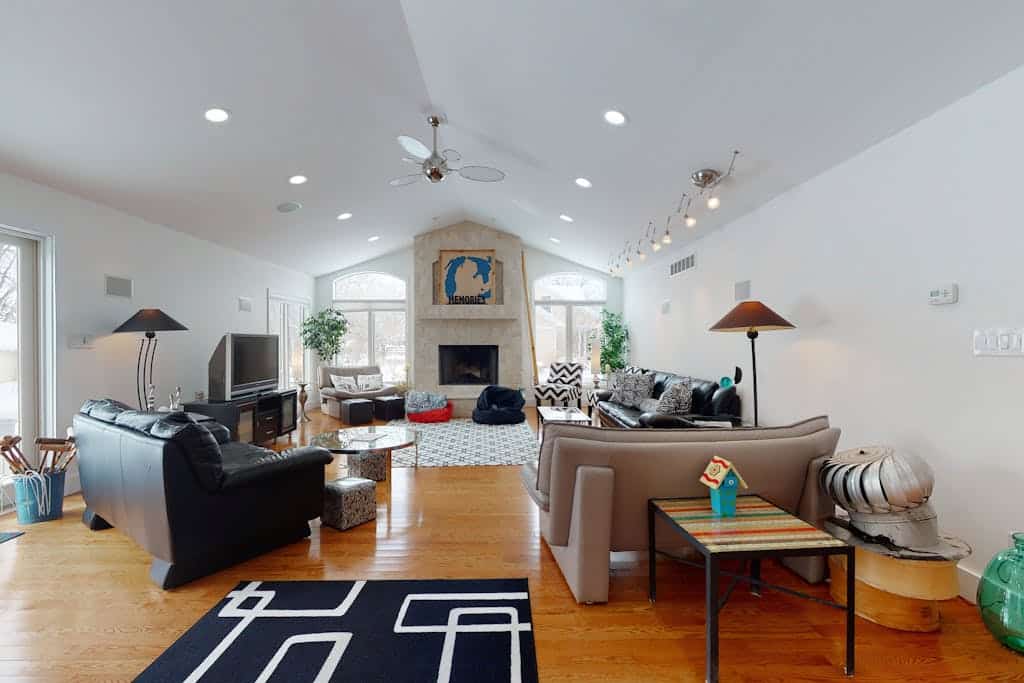 Quiet downtown home with hot tub, firepit, washer/dryer - walk everywhere