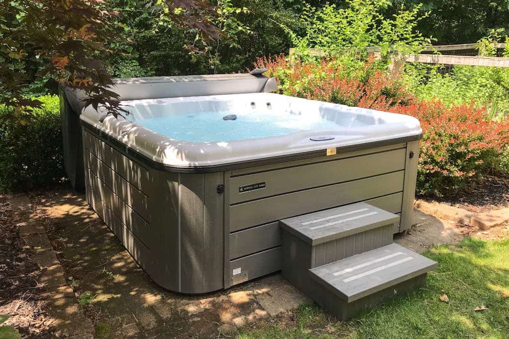 Dog-friendly home with woodland surroundings- next to Clearbrook Golf Course