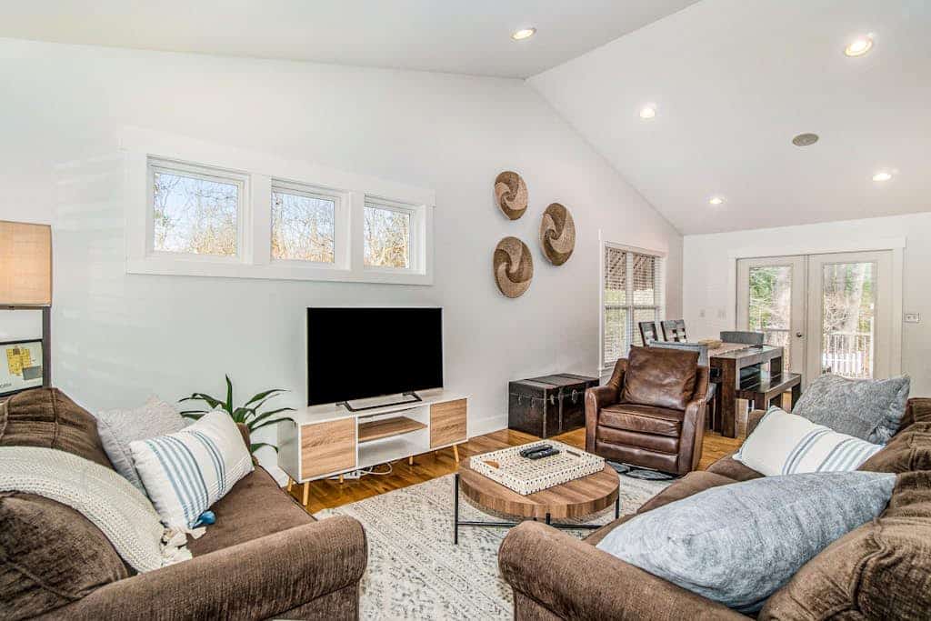 Dog-friendly home with woodland surroundings- next to Clearbrook Golf Course