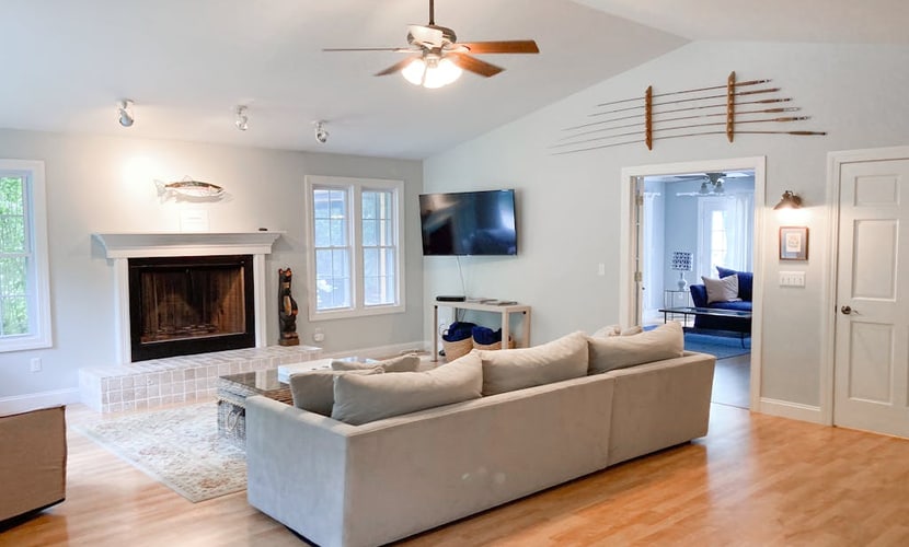 Well-kept home with private outdoor pool, free WiFi, and pool table