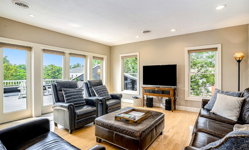 Riverfront Home w/Private Deck/River Views/Free WiFi - Near Restaurants/Marina