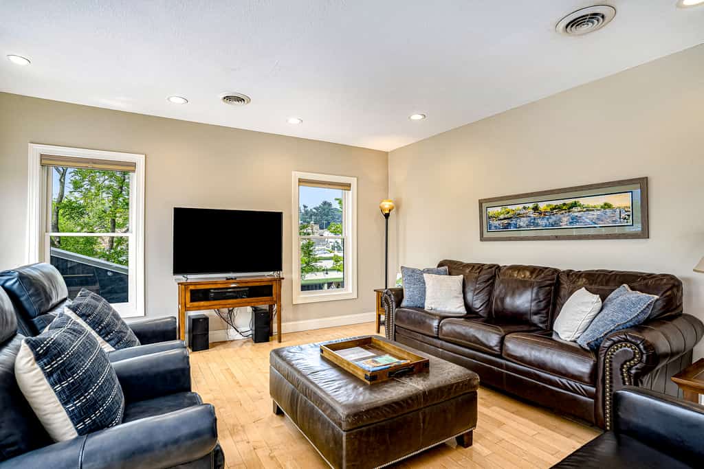 Riverfront Home w/Private Deck/River Views/Free WiFi - Near Restaurants/Marina