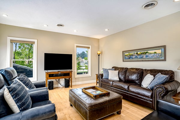 Riverfront Home w/Private Deck/River Views/Free WiFi - Near Restaurants/Marina