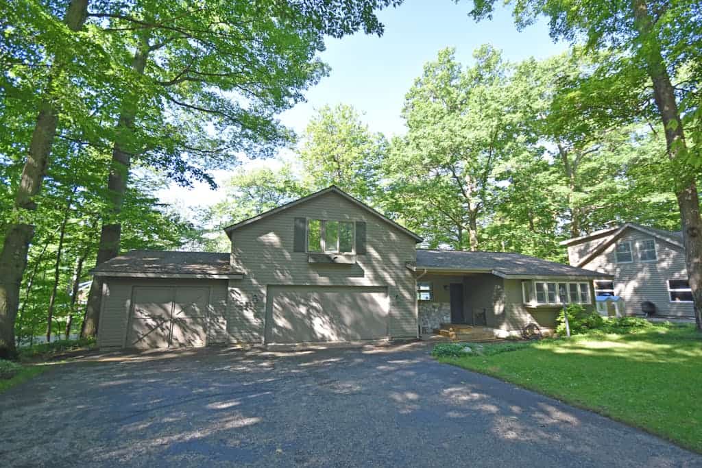 Lakefront home on Little Glen Lake with fireplace, deck, gas grill, and firepit