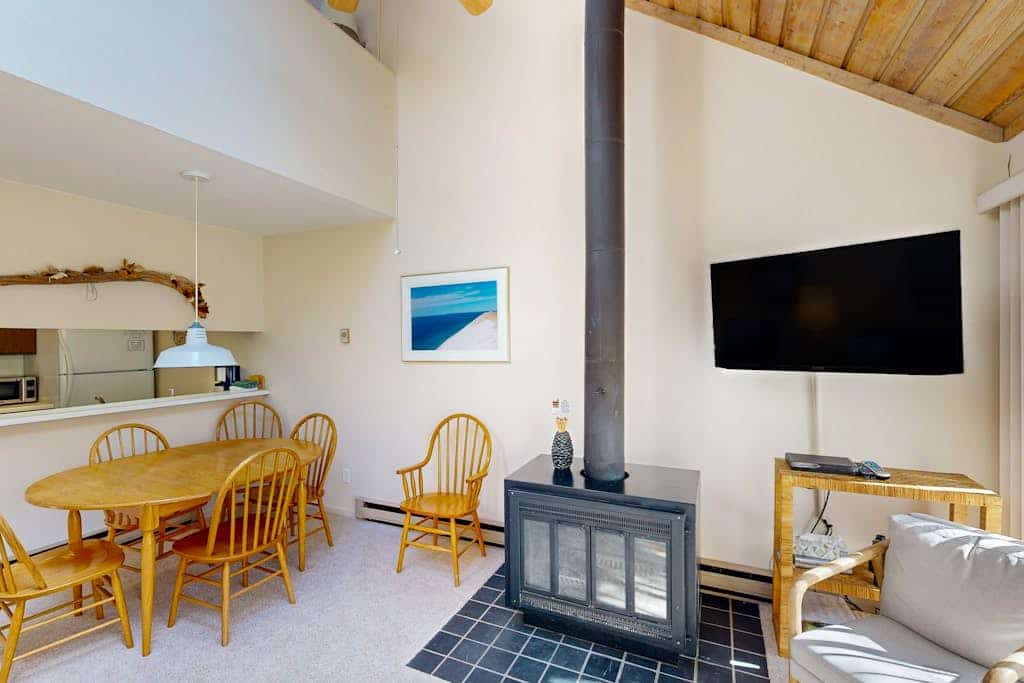 River-view condo on Crystal River with loft, deck, community firepit & fireplace