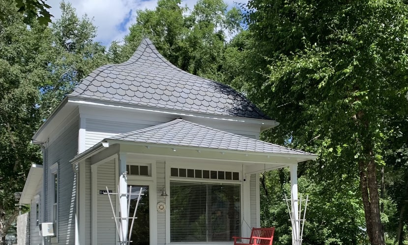 Historic cozy cottage in Walloon Lake village close to Boyne Mountain skiing!