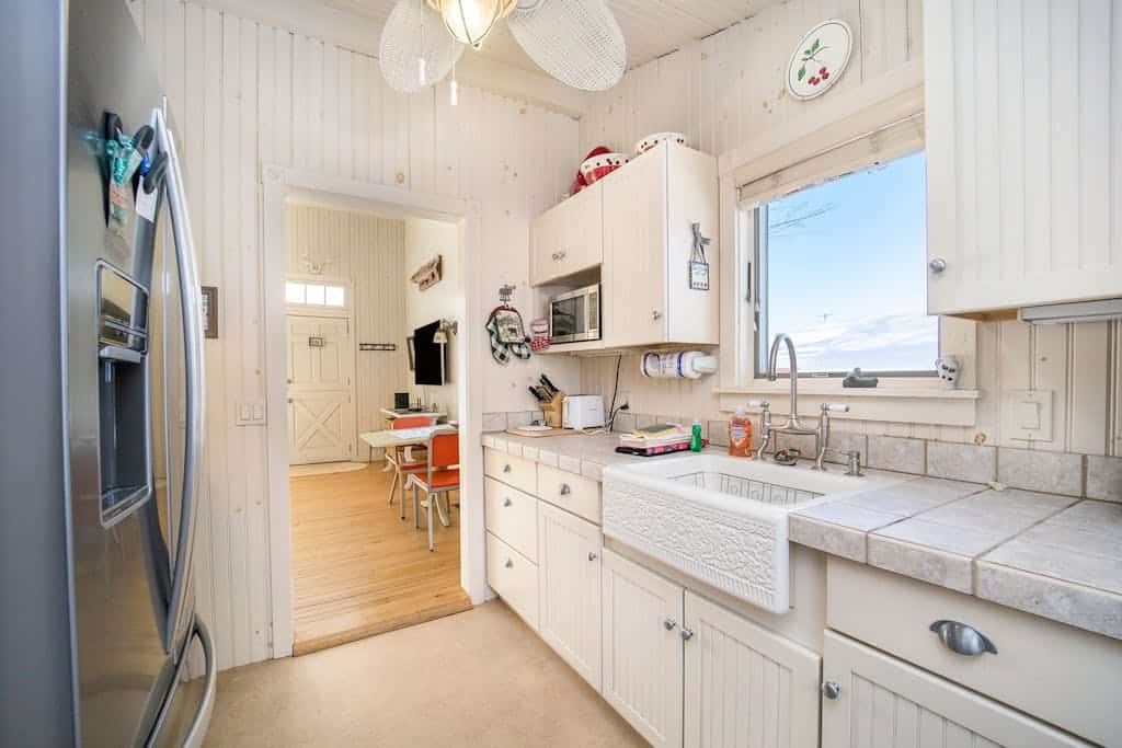 Historic cozy cottage in Walloon Lake village close to Boyne Mountain skiing!