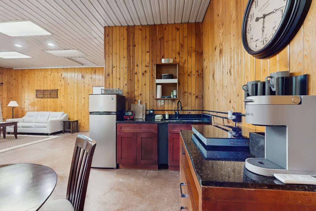 Peaceful wooded escape w/ kitchenette, gas grill, WIFI, lakes & trails nearby