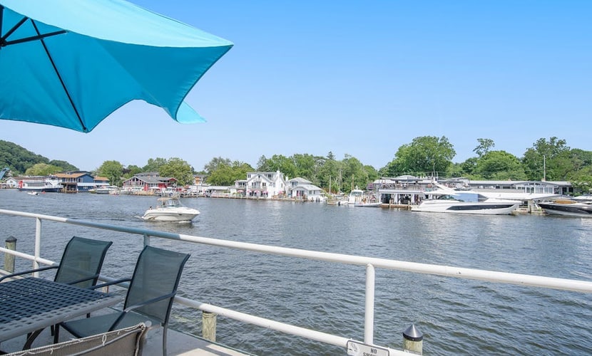 Cute riverfront condo w/ shared deck, and kitchenette - close to beach