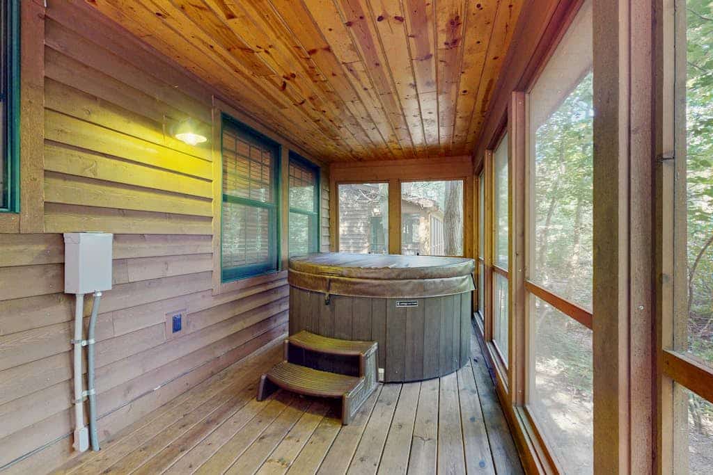 Classic Family Cabin W/ Screened Deck, Free WiFi & Hot Tub
