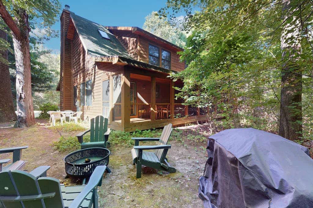 Classic Family Cabin W/ Screened Deck, Free WiFi & Hot Tub