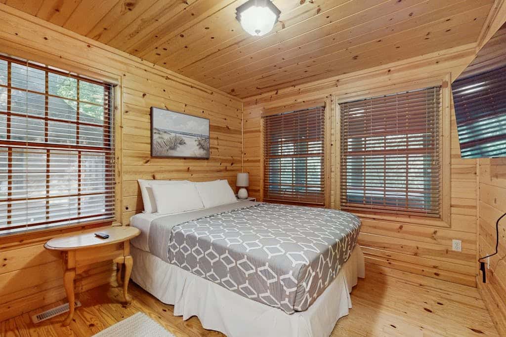 Kingfisher Cove Cabin 19