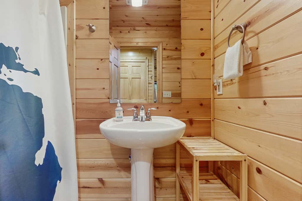 Kingfisher Cove Cabin 19