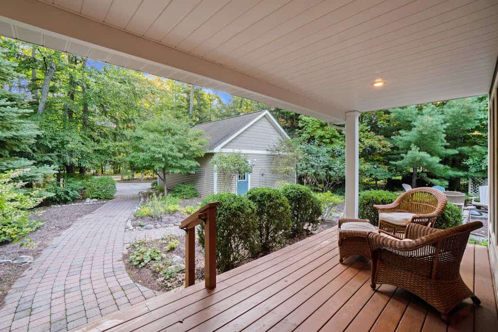 Dog-friendly home with gorgeous garden & decks - stroll to town/the lake