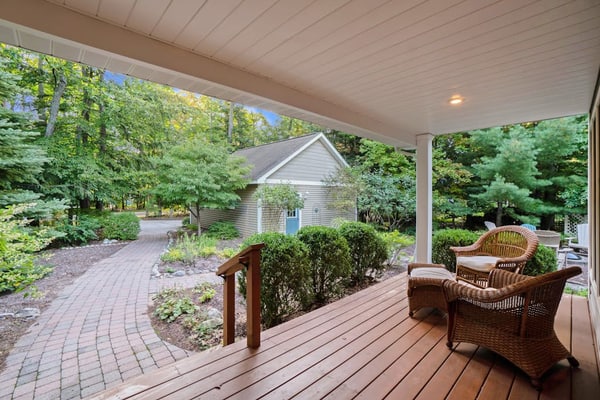 Dog-friendly home with gorgeous garden & decks - stroll to town/the lake