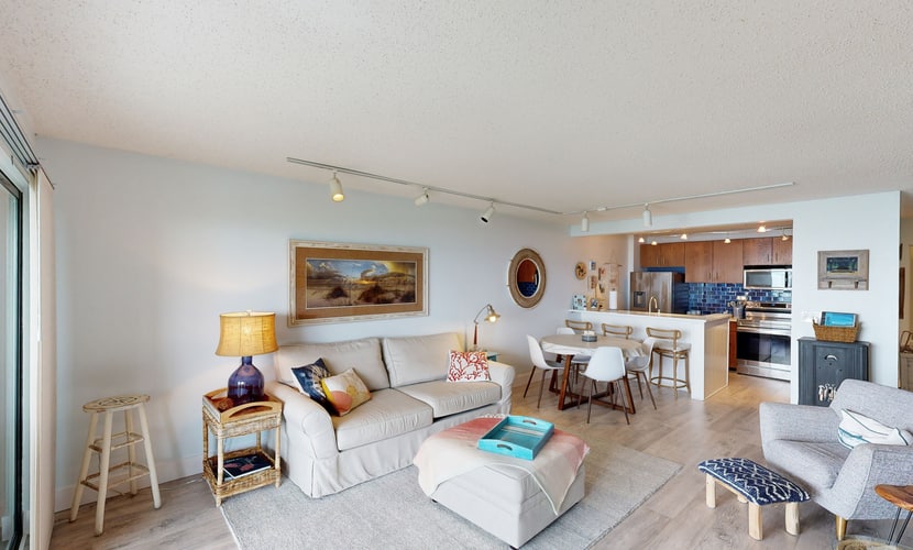 Single-level lakefront hideaway with a deck, fireplace, & washer/dryer