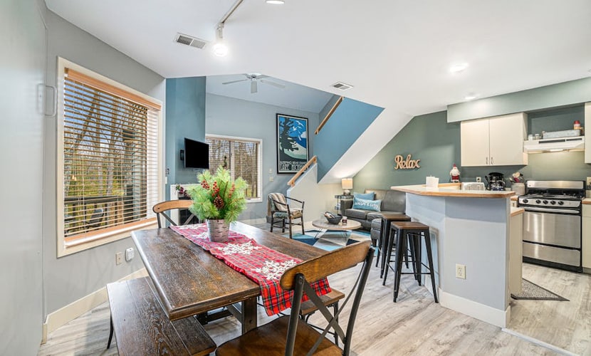 Spacious condo in the heart of Crystal Mountain with fireplace, walking distance