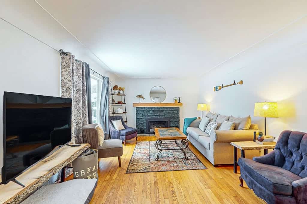 Cozy Home Located near Lakes & Trails, large backyard, eV charger & WIFI