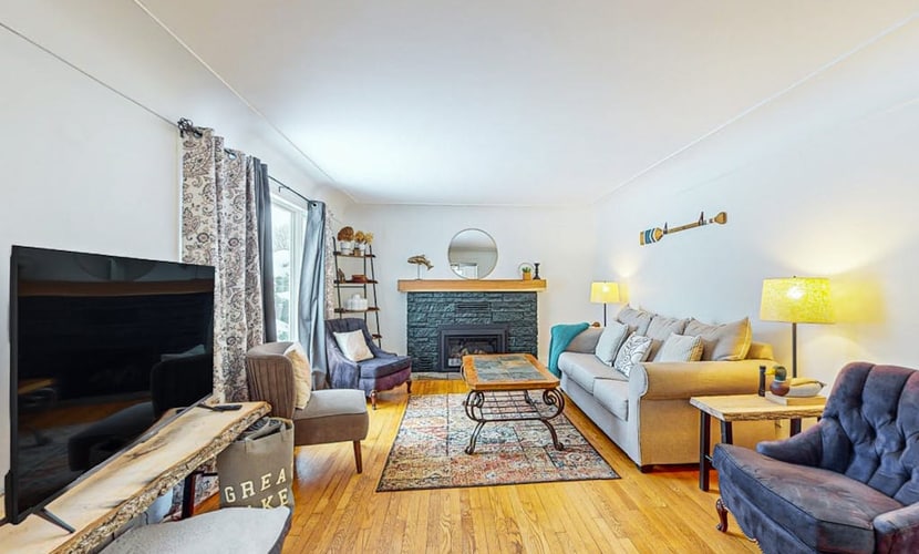 Cozy Home Located near Lakes & Trails, large backyard, eV charger & WIFI