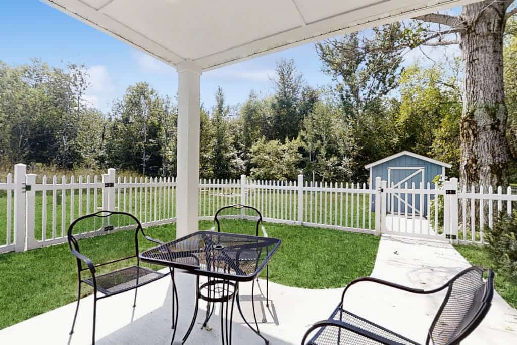 Cozy Home Located near Lakes & Trails, large backyard, eV charger & WIFI