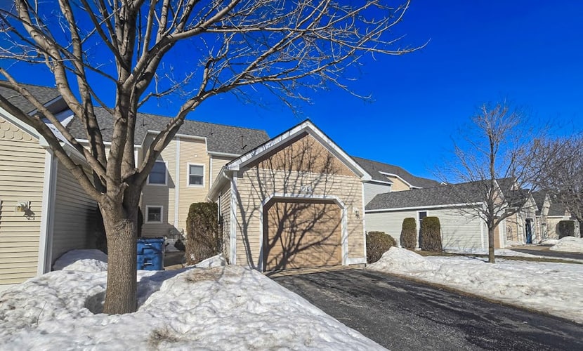 Charming 3 story condo, w/ a W/D & Wifi, near beaches & shared pool access