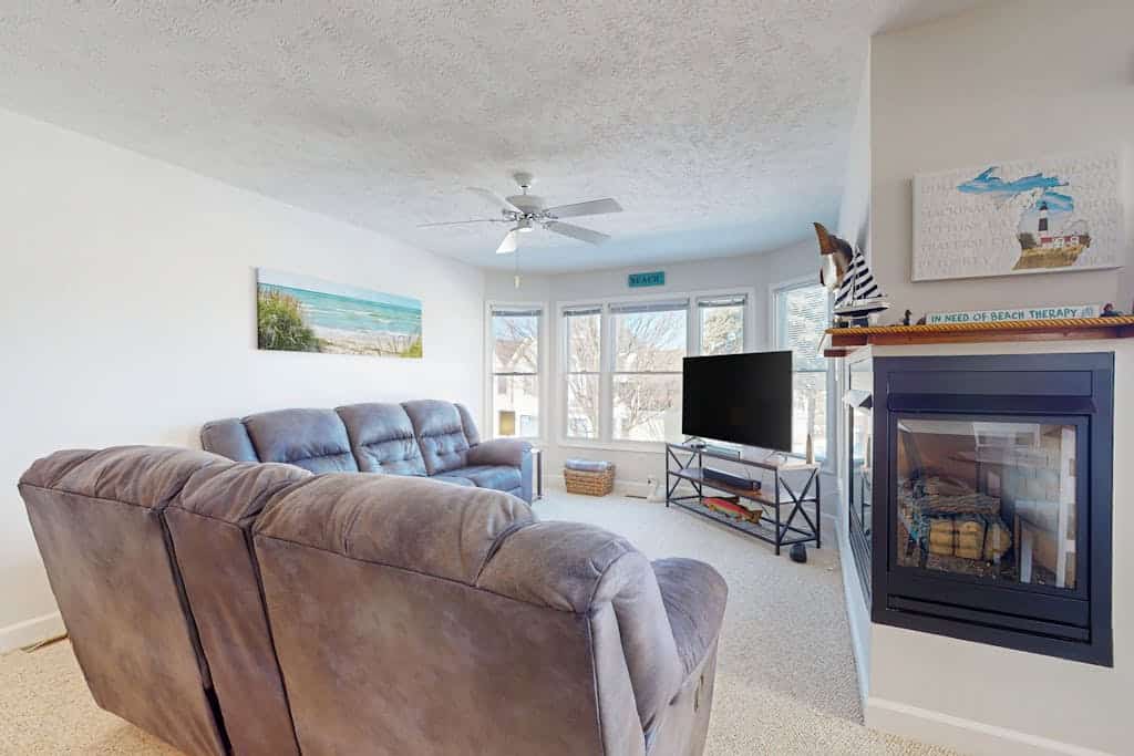 Charming 3 story condo, w/ a W/D & Wifi, near beaches & shared pool access