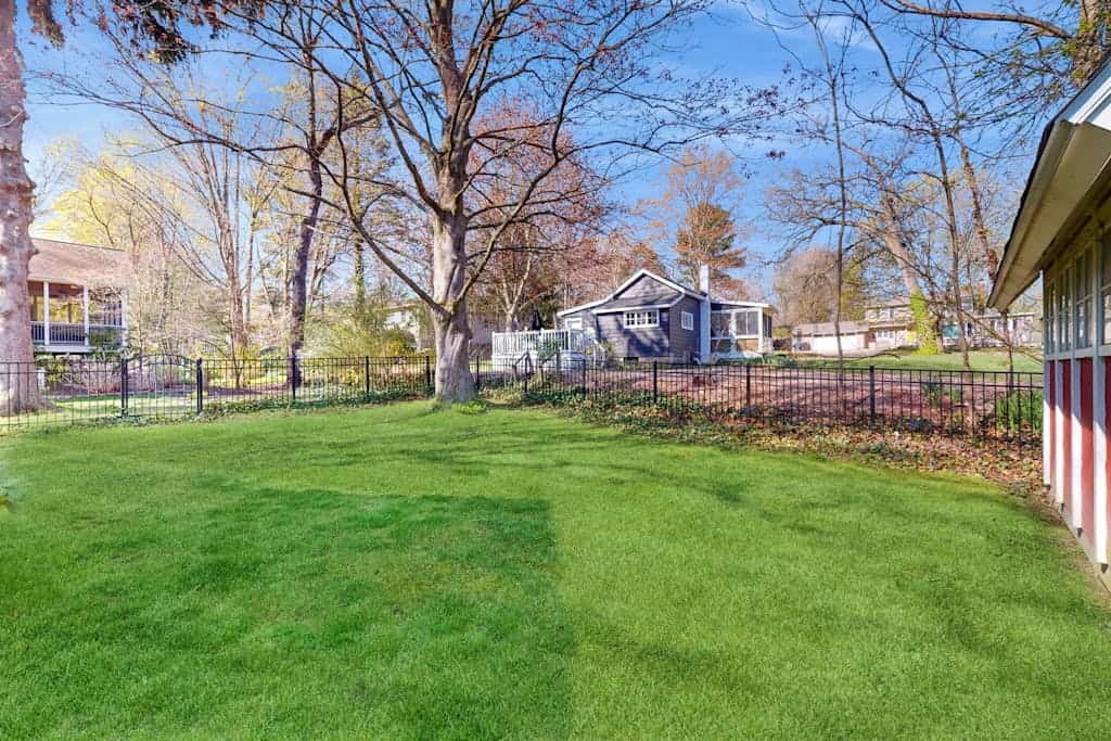 Dog-friendly cottage with large fenced yard & screened, three-season porch
