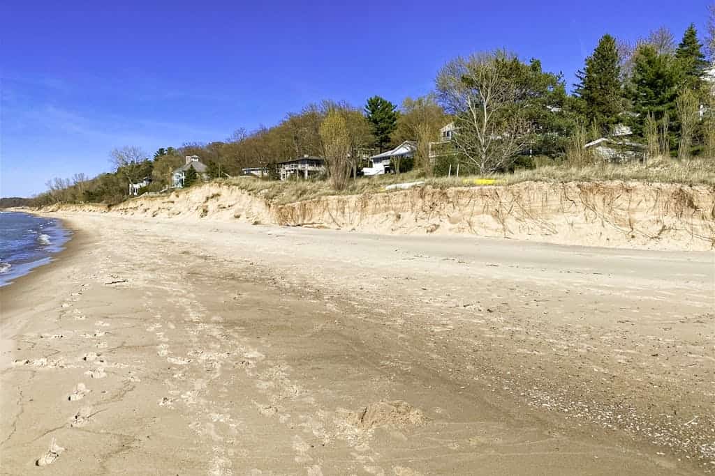 Gigantic lakefront home with private hot tub, washer/dryer, AC, deck, & firepit