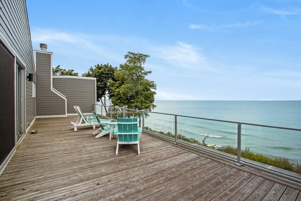 Large, dog-friendly lakefront home with private pool & hot tub, central AC & W/D
