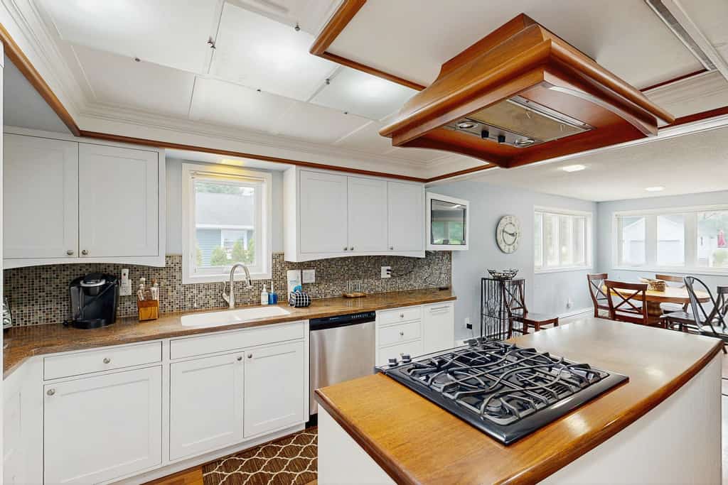 Dreamy Coastal Cottage W/ Free WiFi, Full Kitchen, & Large Deck - Walk to Town