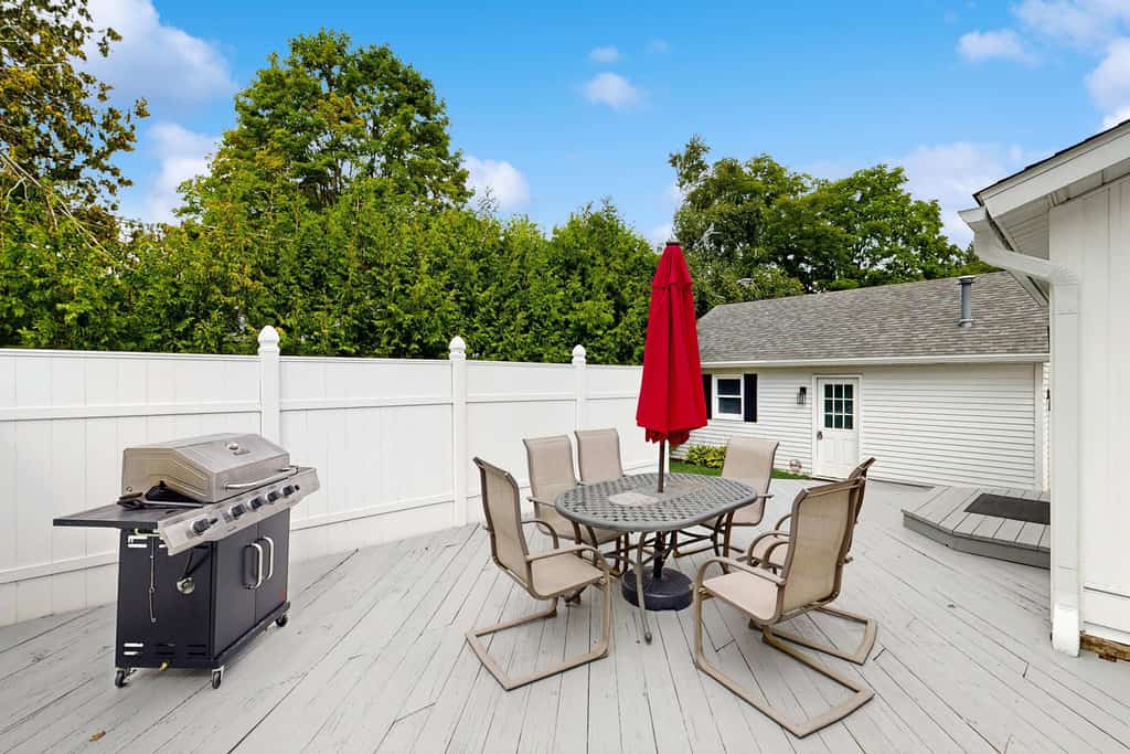 Dreamy Coastal Cottage W/ Free WiFi, Full Kitchen, & Large Deck - Walk to Town