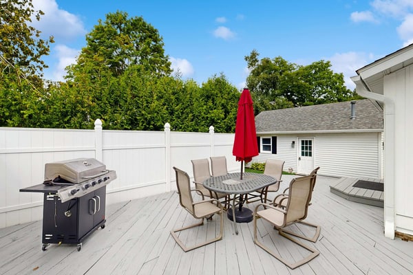 Dreamy Coastal Cottage W/ Free WiFi, Full Kitchen, & Large Deck - Walk to Town