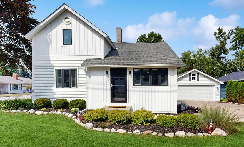 Dreamy Coastal Cottage W/ Free WiFi, Full Kitchen, & Large Deck - Walk to Town