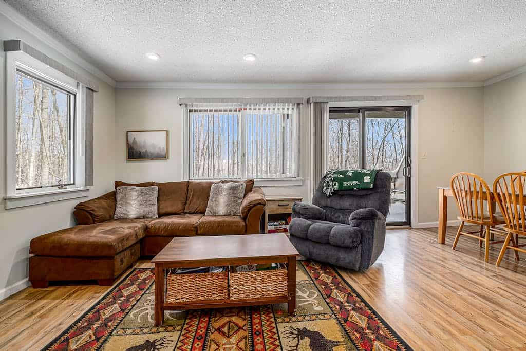 Cozy Condo with Shared Pool & Tennis, Fast WiFi, Private Deck & Gas Fireplace