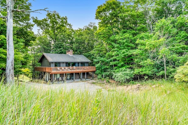 Lakefront house on 5 acres with gorgeous lake views, private beach, kayaks