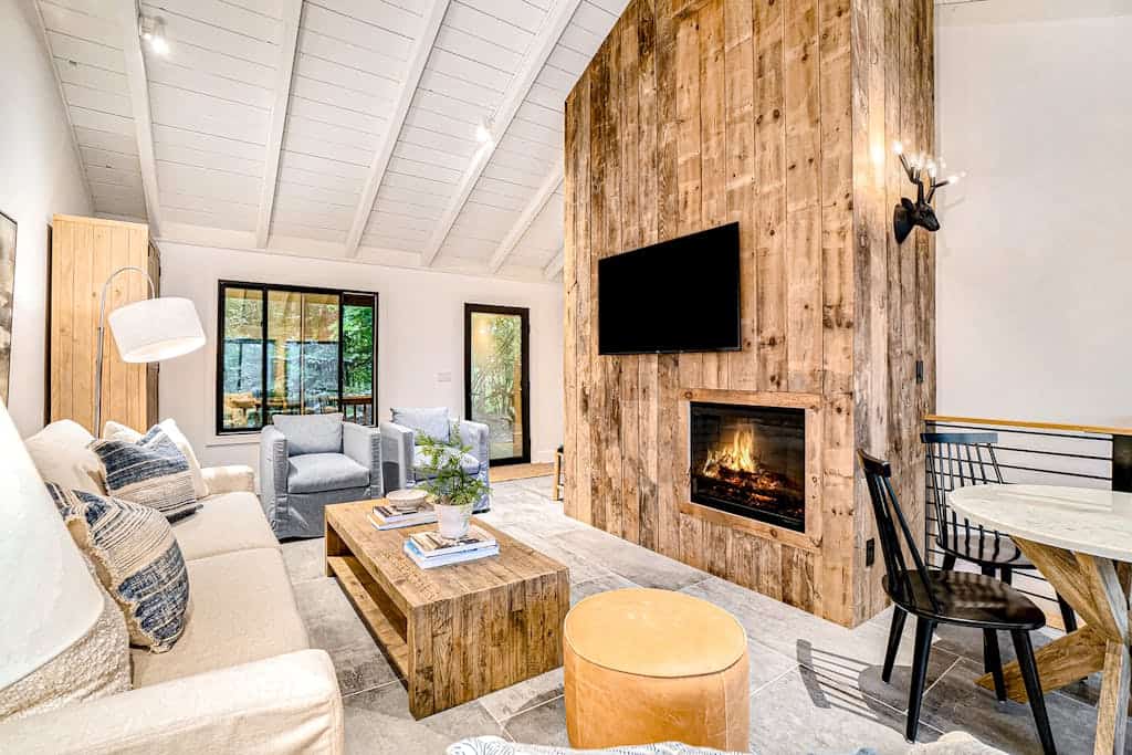 Lakefront house on 5 acres with gorgeous lake views, private beach, kayaks