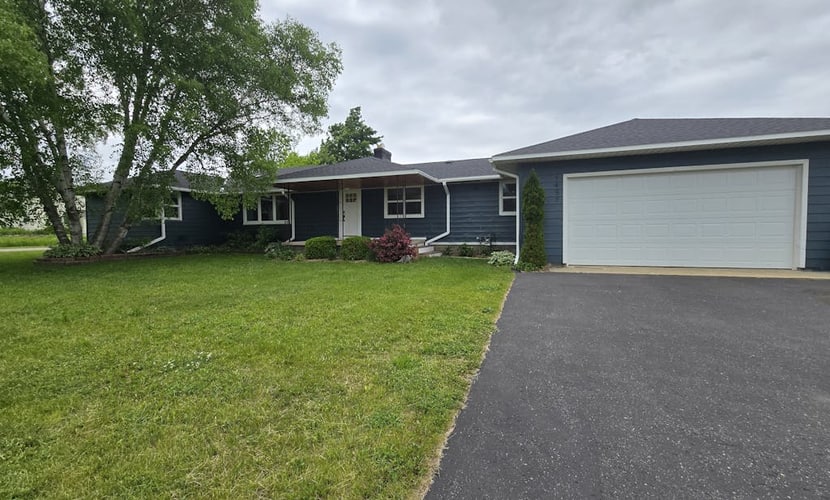 Fully updated home with beautiful kitchen, games, large yard & deck, smart TVs