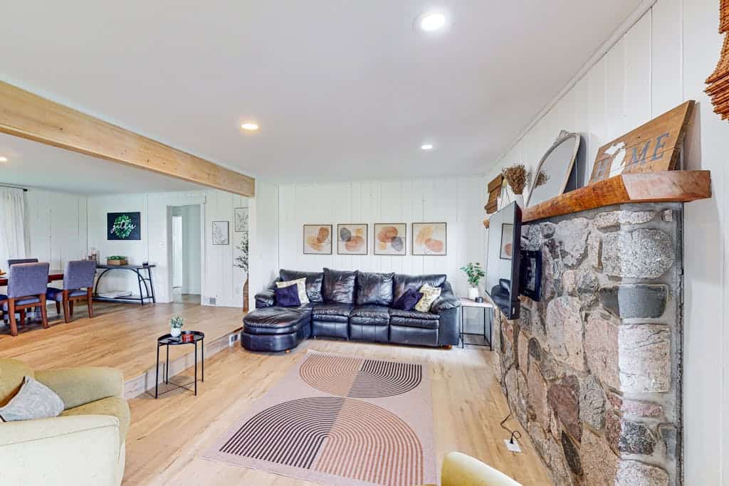 Fully updated home with beautiful kitchen, games, large yard & deck, smart TVs