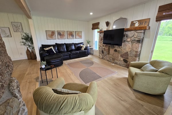 Fully updated home with beautiful kitchen, games, large yard & deck, smart TVs