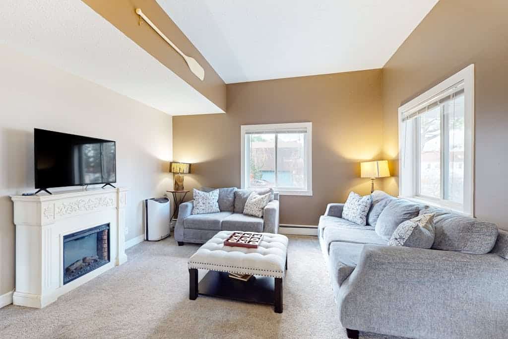 Charming in Town Home w/ Backyard Patio, Fire Pit, just steps from Indian River!