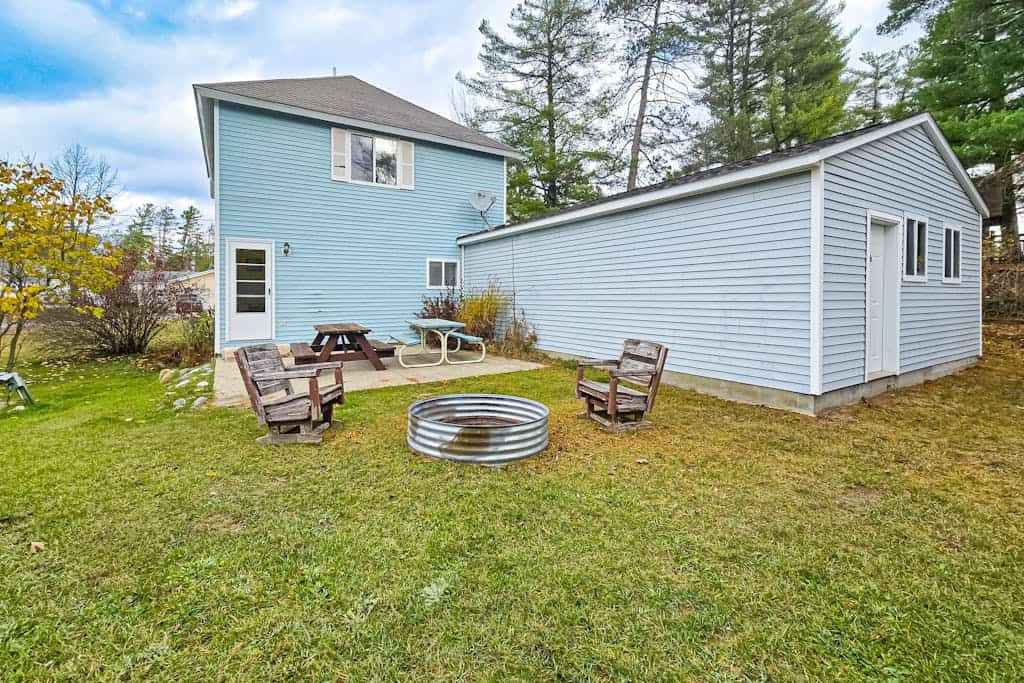 Charming in Town Home w/ Backyard Patio, Fire Pit, just steps from Indian River!