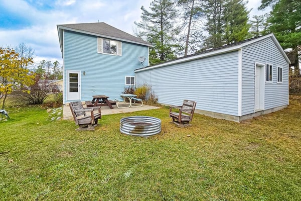 Charming in Town Home w/ Backyard Patio, Fire Pit, just steps from Indian River!