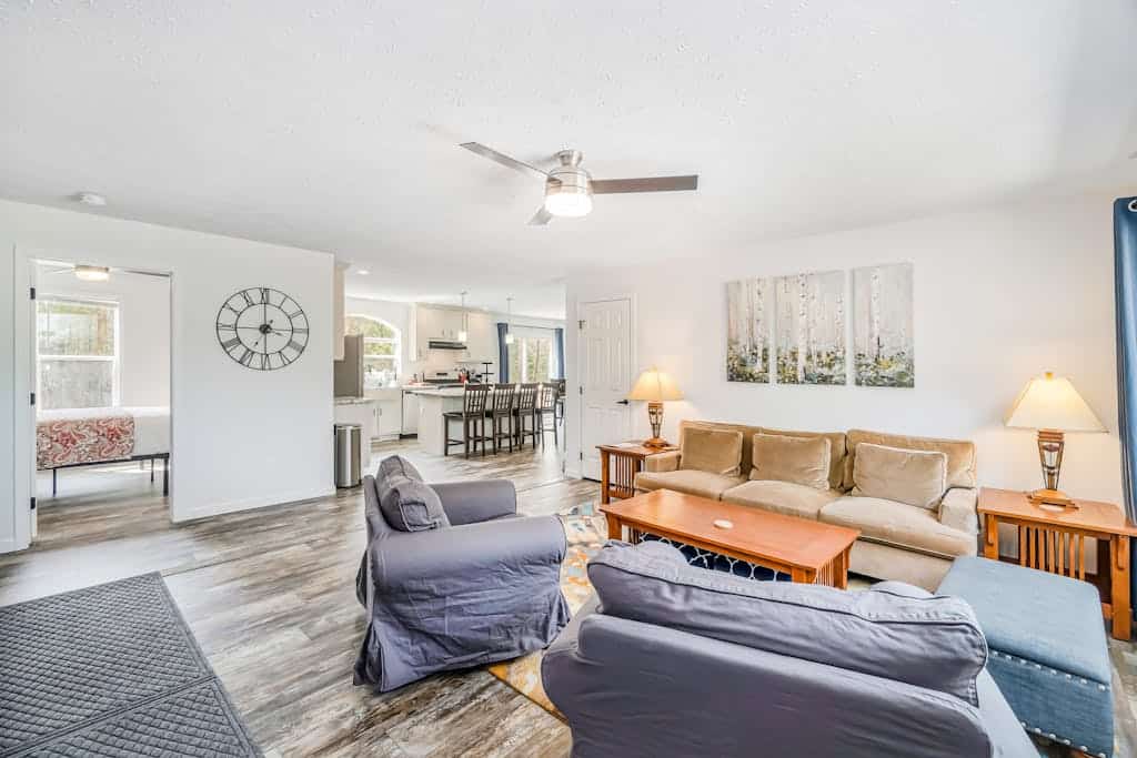 Four-season retreat with fireplace, firepit, grill, WiFi & central AC