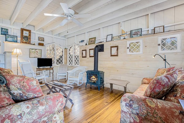 Calming Cottage on the River W/ Furnished Porch, Lofted Layout & Ideal Location