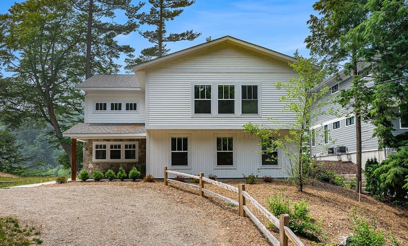 Spacious, riverfront new-build with wooded surroundings - minutes to town