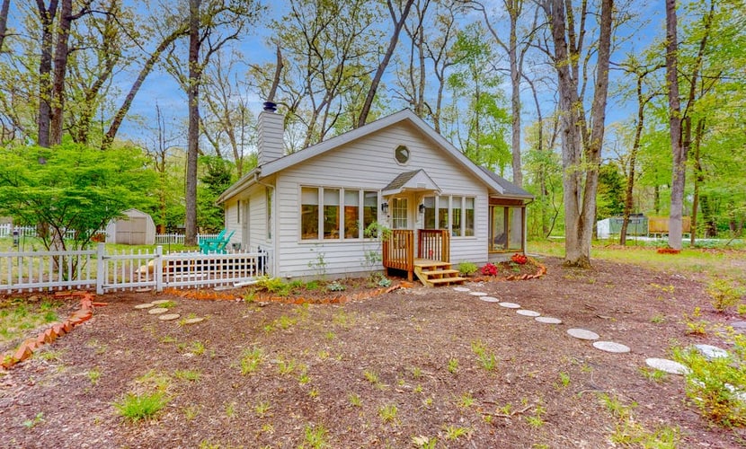 Charming cottage with gas grill, golf cart, central AC, washer/dryer