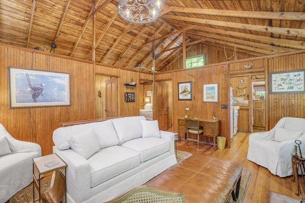 Cabin-style cottage w/ full kitchen, wood-burning fireplace, and full WiFi