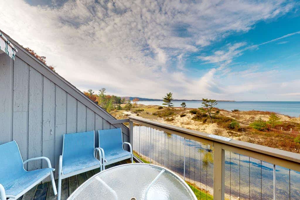 Riverfront condo near the lake with beach access, fireplace, balcony & cable