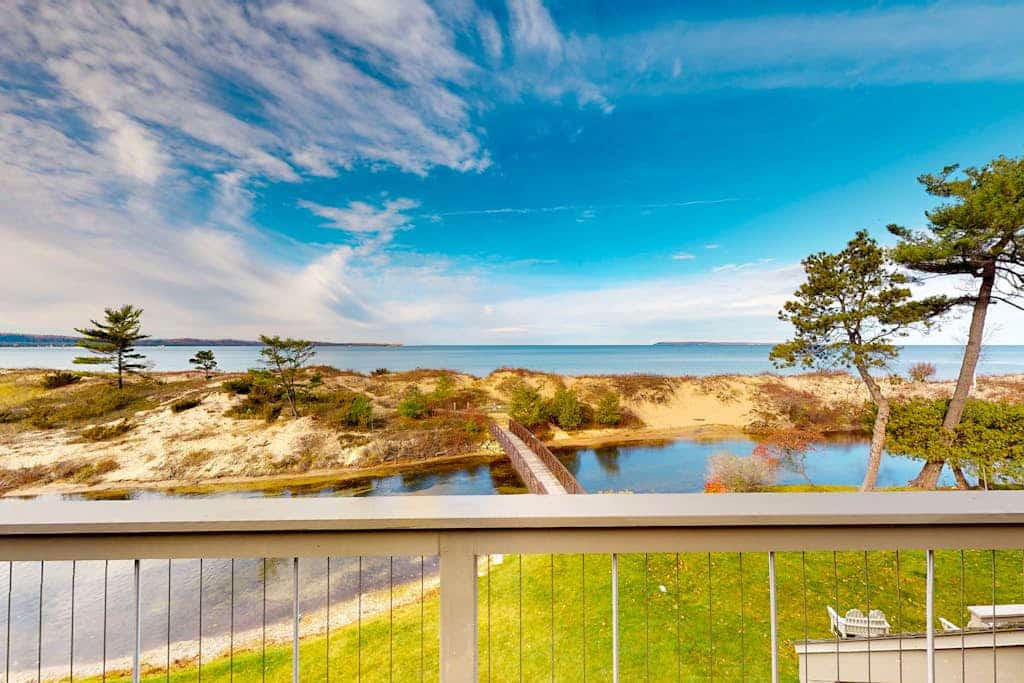 Riverfront condo near the lake with beach access, fireplace, balcony & cable